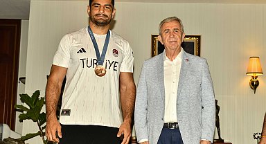 Olimpiyat üçüncüsü milli güreşçi Taha Akgül, Mansur Yavaş'ı ziyaret etti