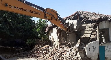 Osmangazi’de bir metruk bina daha yıkıldı