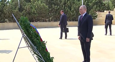 Putin, Azerbaycan'ın ulusal lideri Haydar Aliyev'in mezarına çelenk bıraktı
