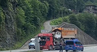 Rize'de kamyon dereye yuvarlandı