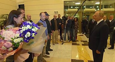 Rus mahkumları Moskova'da Putin karşıladı