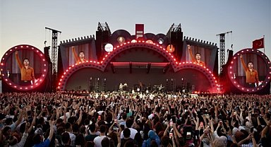 Sertab Erener İstanbul Festivali sahnesinde yeni şarkısı Sen İste’yi ilk kez seslendirdi