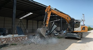 Tarım arazisine inşa edilen kaçak depo yıkıldı