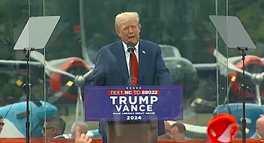 Trump kampanya mitinginde kurşun geçirmez cam arkasından konuştu
