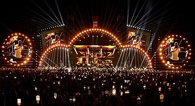 Yıldız Tilbe İstanbul Festivali’nde sevilen şarkılarını on binlere seslendirdi!