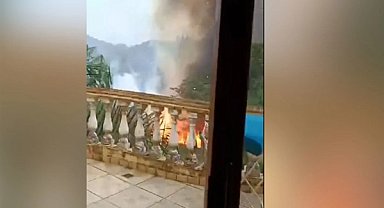 Yolcu uçağı Brezilya'nın Sao Paulo kenti dışındaki yerleşim bölgesine düştü