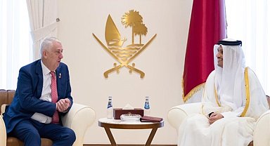 Al-Thani, İngiltere Parlamentosu Avam Kamarası Başkanı Hoyle ile bir araya geldi