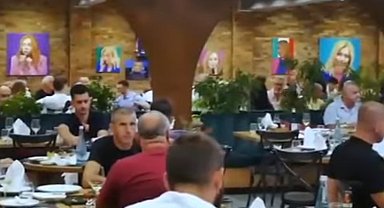 Arnavutluk'taki sığınmacı kampının yakınında Meloni temalı restoran açıldı