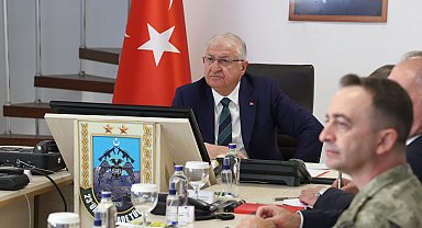 Bakan Güler, sınır ötesinde görev yapan komutanlarla toplantı yaptı
