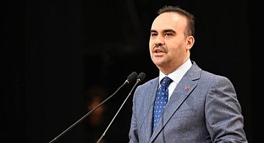 Bakan Kacır, olimpiyatlardan madalyalarla dönen öğrencileri tebrik etti