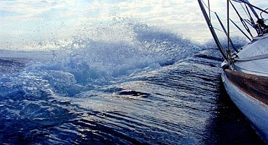 Bodrum açıklarında makine arızası yapan tekne kurtarıldı