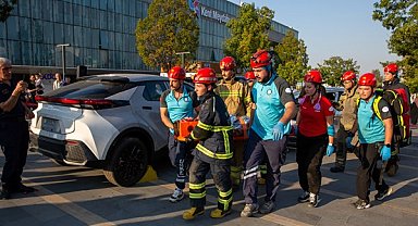 Bursa Büyükşehir İtfaiyesi’nden trafik kazası yaralı kurtarma tatbikatı