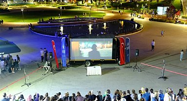Bursalılara açık havada sinema keyfi yaşadı