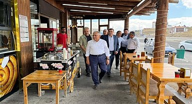 Büyükkılıç, AVM’de vatandaş ve esnafla bir araya geldi