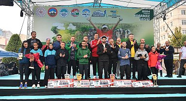 Büyükkılıç, Uluslararası Kayseri Yarı Maratonu'nda dereceye girenlere ödüllerini verdi