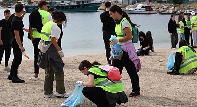 Çevreciler, Yeşilköy Balıkçılar Barınağı’nda atıkları topladı