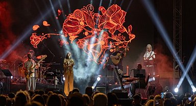 Ceylan Ertem ve Hayko Cepkin’den İzmirlilerle buluştu
