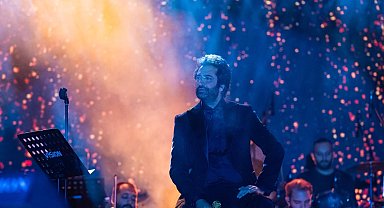 Çim Konserleri'nde Mahsun Kırmızıgül sahne aldı