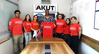 Dünyaca ünlü sanatçı Mark Henderson Quashie’den AKUT’a anlamlı destek