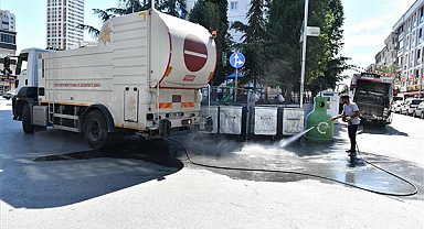 Esenyurt Belediyesi ekipleri, çöp konteynerlerinin bakım ve onarımlarını yaptı