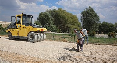 Eskişehir Büyükşehir ekipleri, Seyitgazi ilçesinde yol yapım çalışmalarını sürdürüyor