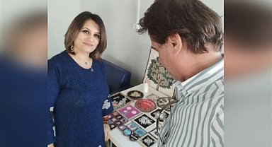 Hataylı sanatçı, mozaik kursu vererek depremzedelere moral aşılıyor