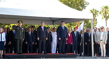 İzmir Konak Atatürk Meydanı’nda temsili bayrak töreni yapıldı