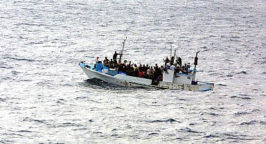 Kanarya Adaları açıklarında göçmen teknesinin batması sonucu dokuz ölü ve 48 kayıp