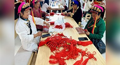 Karlı plato yeni görünüme kavuşuyor: Kırmızı ipek ip Tibetli bir nakışçının güzel hayat