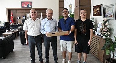 Keşan Belediyesi’ne bağışlanan bilgisayar, tıp öğrencisine teslim edildi
