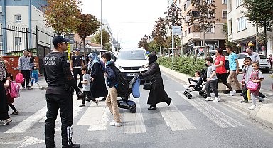 Küçükçekmece Zabıtası'ndan okul önlerinde denetim