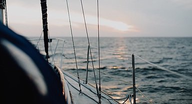Makine arızası nedeniyle sürüklenen tekne, Türkeli Feneri’ne yanaştırıldı