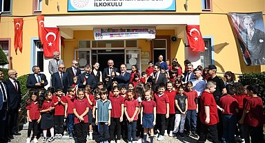 Muğla Valisi Akbıyık, Menteşe Salih Zeki Gür İlkokulu’nda düzenlenen törene katıldı