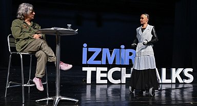 Okan Bayülgen ile Robot Sophia İzmirliler ile bir araya geldi