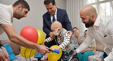 Özer’den kanser tedavisi gören Ömer’e bisiklet sürprizi