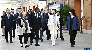 Peng Liyuan Çinli ve ABD'li gençler ile buluştu