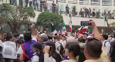 Protestocular Meksika Senatosunu işgal etti