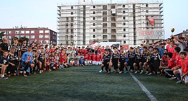 U14 ve U16 Futbol Turnuvası’nın kazananlarına kupaları takdim edildi