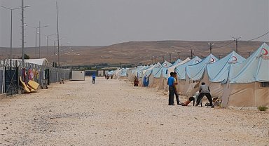 UNRWA: Ekipler, sağlık tesislerine gidemeyen çocukları aşılamak için çadırları dolaştı