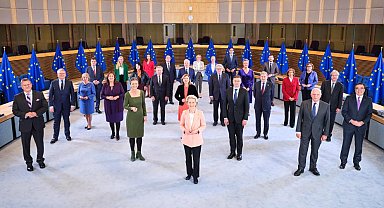 Ursula von der Leyen yeni Avrupa Komisyonu üyelerini sundu