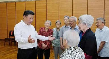 Xi Jinping, öğretmenler ile beraber