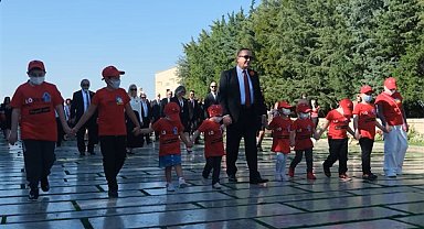 40 bin kişi Ata'sının huzurunda LÖSEV'den büyük Anıtkabı̇r buluşması