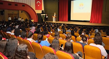 Adana'da öğrenciler için “Kendi Geleceğini İnşa Etmek” konulu toplantı düzenlendi