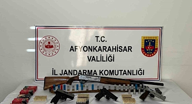 Afyonkarahisar’da 4 Eve Jandarma Operasyonu: Silah ve Mühimmat Ele Geçirildi