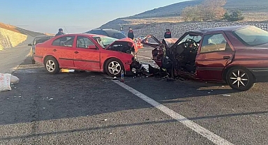 Afyonkarahisar'da Kafa Kafaya Çarpışma: 3 Yaralı