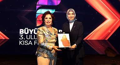 Afyonkarahisar Valisi Yiğitbaşından Hülya Koçyiğit’e Türk Sineması Onur Ödülü verildi