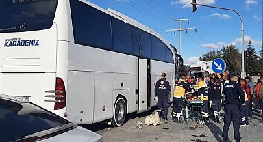 Afyonkarahisar ve Ankara yolunda şehirlerarası otobüs ile kamyon çarpıştı