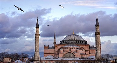 Bakan Ersoy: Ayasofya, tarihi ve manevi derinliğiyle herkese ilham kaynağı oluyor