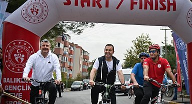 Başkan Akın, Bisiklet Yarışması’nda çocuklarla birlikte pedal çevirdi