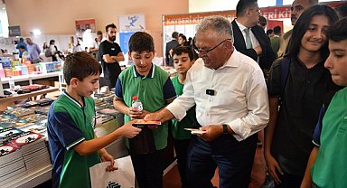 Başkan Büyükkılıç, 7'nci Kayseri Kitap Fuarı'nı ziyaret etti